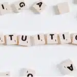 Le mot intuition écrit avec des lettres de scrabble.