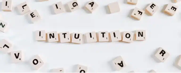 Le mot intuition écrit avec des lettres de scrabble.