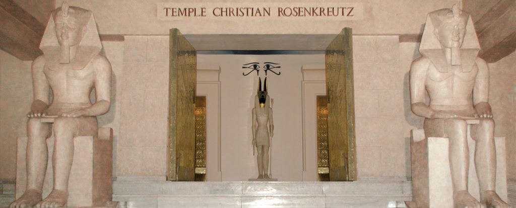 Porte du Temple Christian Rosenkreutz à Paris avec 3 statues égyptiennes