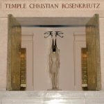 Porte du Temple Christian Rosenkreutz à Paris avec 3 statues égyptiennes