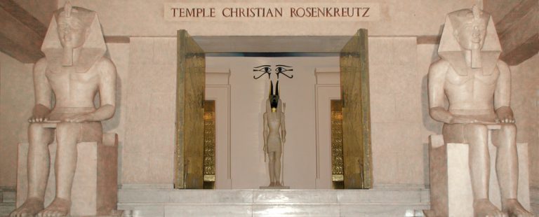 Porte du Temple Christian Rosenkreutz à Paris avec 3 statues égyptiennes