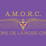 Ailes, symbole de l'Ordre de la Rose-Croix sur un fond violet