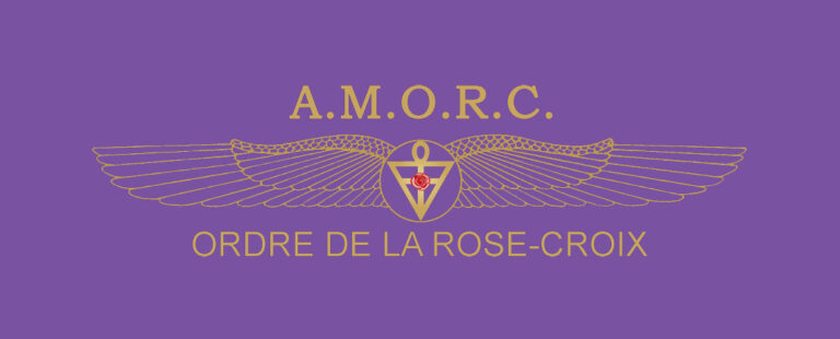 Ailes, symbole de l'Ordre de la Rose-Croix sur un fond violet
