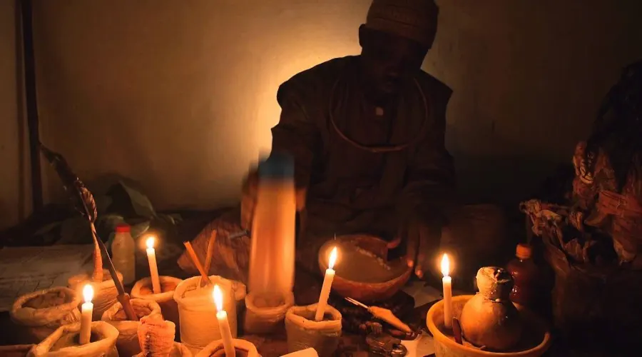 Sorcier pratiquant un rituel