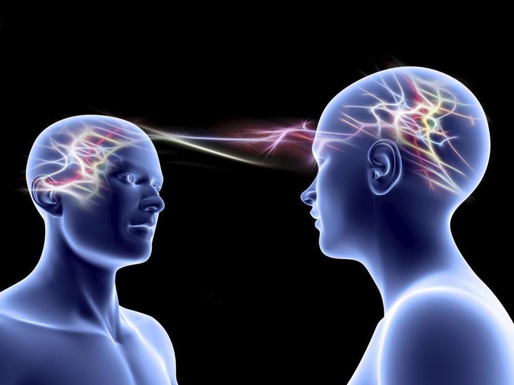 Deux personnes face à face, communiquant par télépathie.