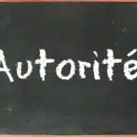 Le mot Autorité écrit sur un tableau noir