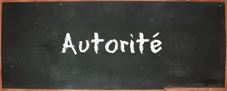 Le mot Autorité écrit sur un tableau noir